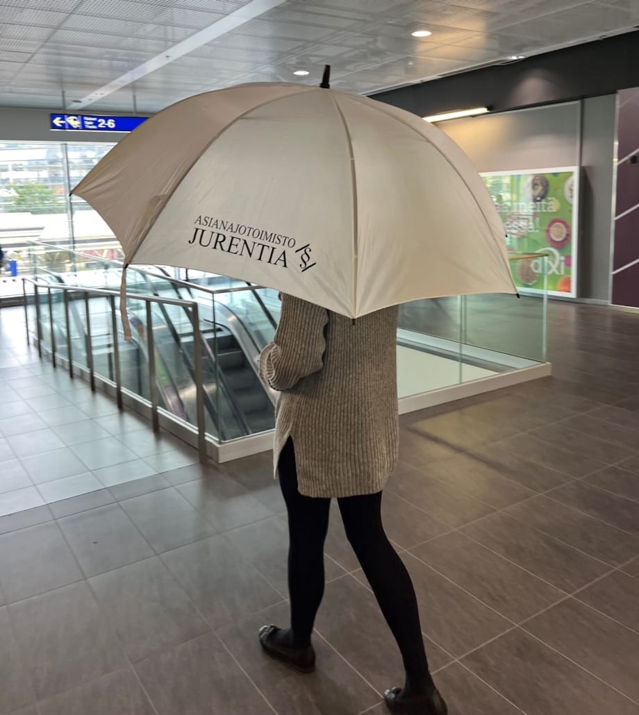 asianajajat suojaamassa asiakkaitaan